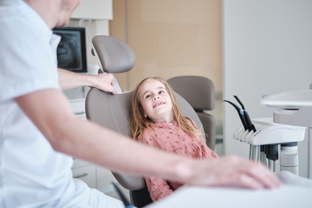 Eine Kinderzahnreingung sorgt für einen höheren Schutz gegen Karies.